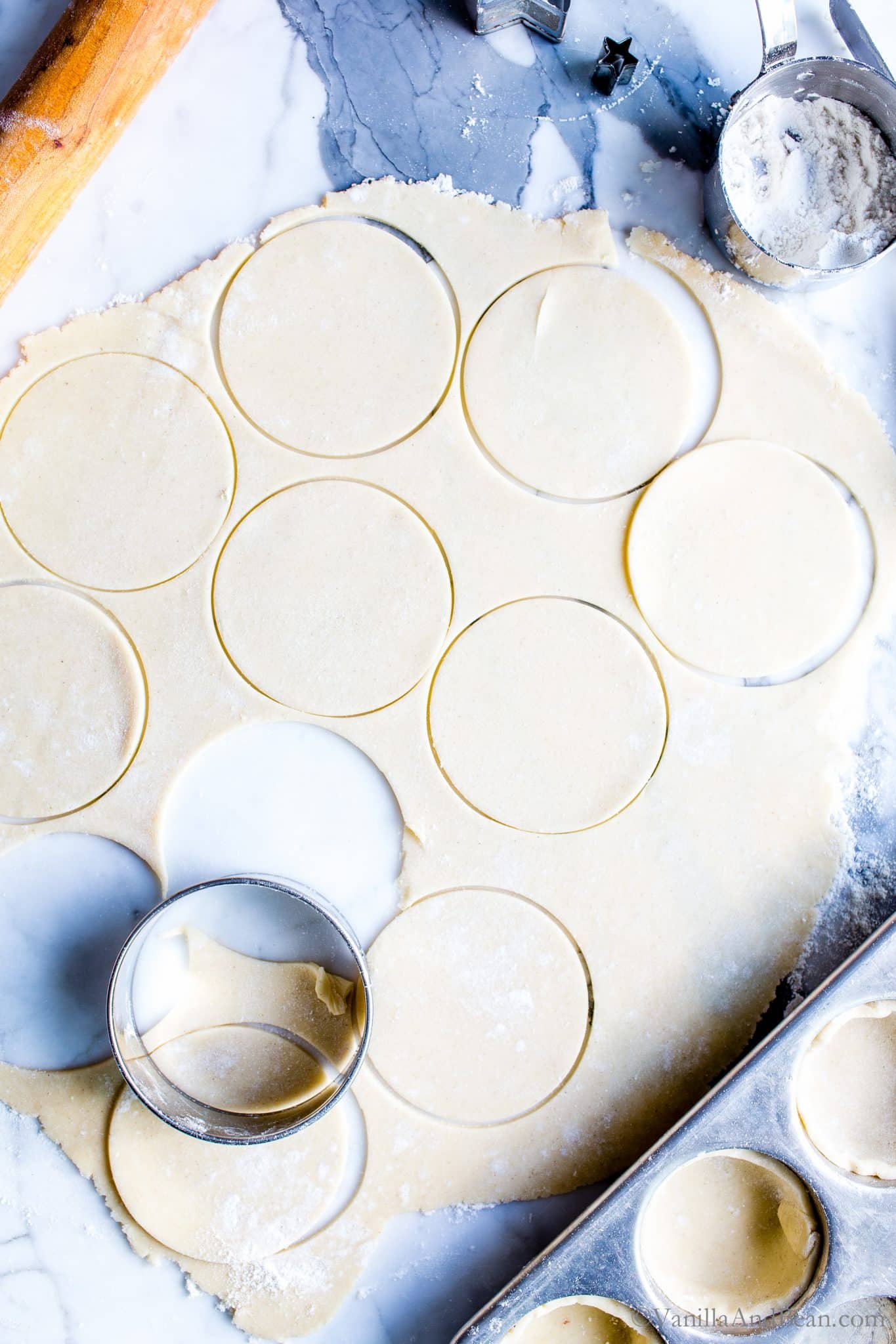 Cutting the pie dough into small rounds. 